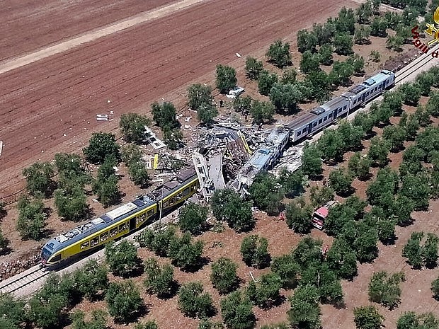 Trens colidiram no Sul da Itália. Foto: Italian Firefighter Press Office/AP